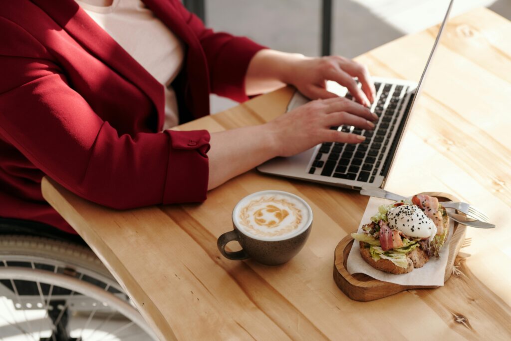 Social networks and the reason of Obesity